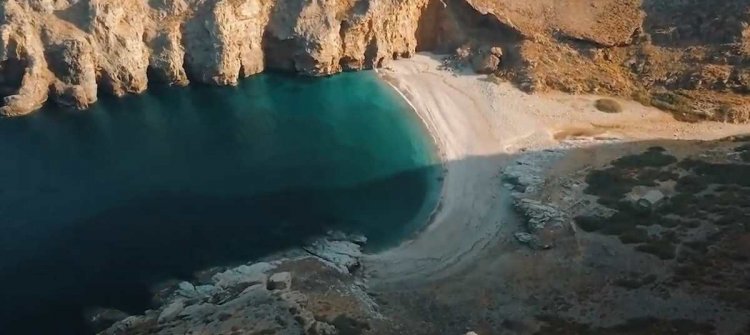 Αρχάμπολη: Η «μυστική» παραλία της Εύβοιας με την λεύκη άμμο!