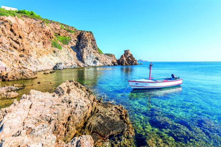 Ταξιδεύουμε στην υπέροχη Πάτμο και μένουμε στον ομορφότερο ξενώνα του νησιού!