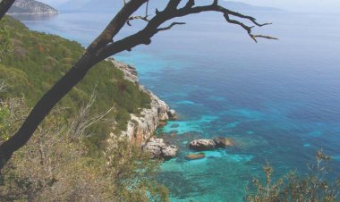 «Κρυμμένη» εξωτική παραλία της Κεφαλονιάς