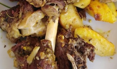 ΠΡΟΒΑΤΙΝΑ ΣΤΗΝ ΓΑΣΤΡΑ ΜΕ ΠΑΤΑΤΕΣ