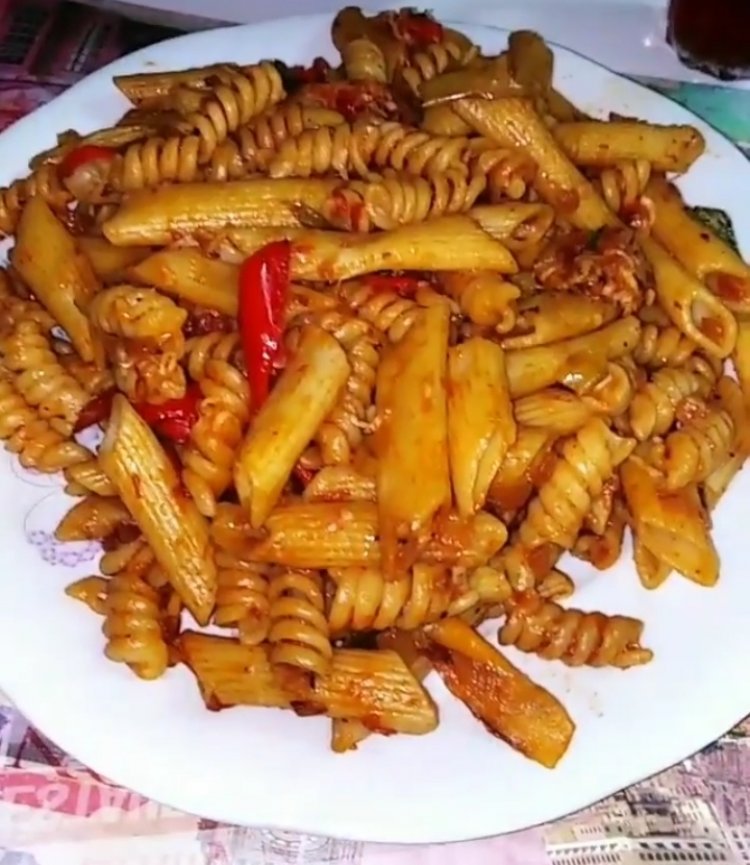 ΜΑΚΑΡΟΝΙΑ ΠΕΝΕΣ ΜΕ ΦΡΕΣΚΙΑ ΣΆΛΤΣΑ ΝΤΟΜΑΤΑΣ