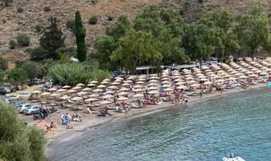 Αίγινα: Επιχειρηματίας έβαλε 140 σετ ομπρελών σε παραλία, ενώ έχει άδεια για 24.