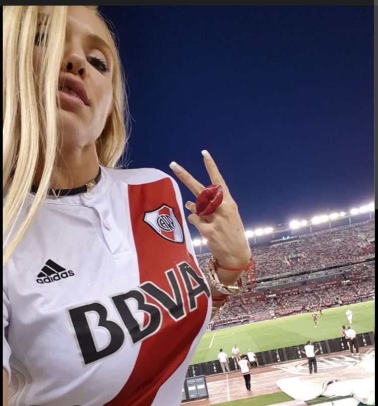 ΚΟΛΩΝΑ ΗΜΕΡΑΣ BY MAKIS VOGDOPOULOS